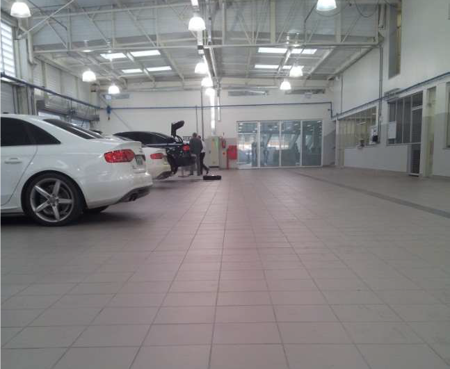 Revestimento técnico Keratec aplicado na concessionária Audi, em Florianópolis.