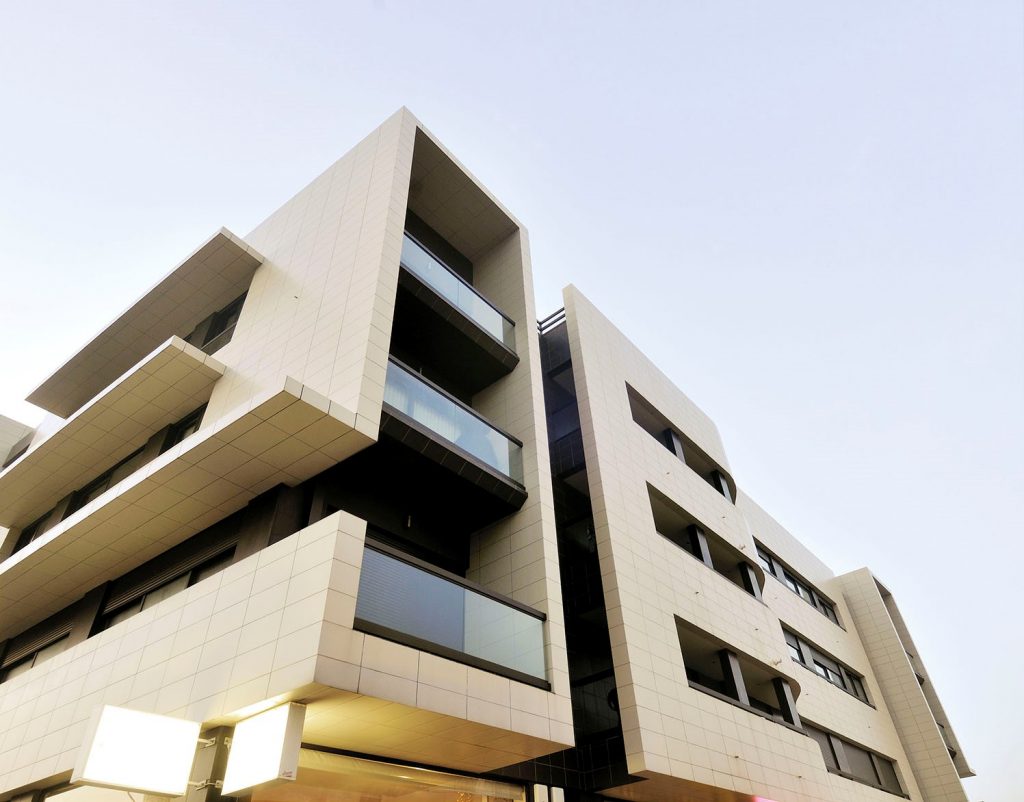 Edifício Vagos, em Portugal, revestido com o porcelanato técnico extrudado Keratec. Edifício Vagos, em Portugal, revestido com o porcelanato técnico extrudado Keratec.